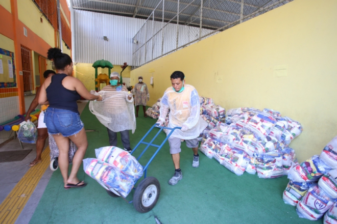 Distribuição de cesta básica em escola